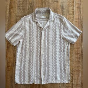 Hollister Men's Beige and White Short Sleeve Patterned Button-Down Shirt